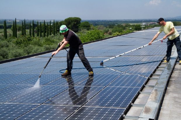 Cum şi cât de des se curăţă panourile fotovoltaice