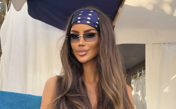 Imagine Stire Cum a apărut Bianca Drăgușanu cu fetița ei de Revelion, în Dubai. Au schimbat rapid rochiile elegante cu costumele de baie | 2review.ro