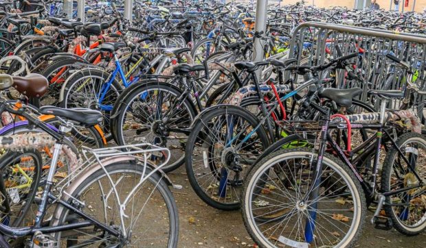 Un român a vrut să vadă câte biciclete și trotinete poate aduna. Poliția elvețiană nu s-a lăsat și a venit cu duba