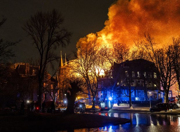 Incendiu devastator la Amsterdam, în noaptea de Revelion, plecat de la o rachetă de Anul Nou. Biserică istorică în flăcări, turn prăbușit, apartamente evacuate