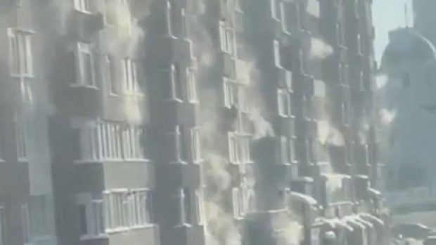 Blocurile care iau foc fără să fie bombardate de ruși, fenomenul din orașele ucrainene înghețate | VIDEO
