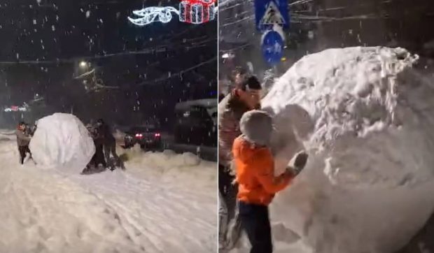 „Cel mai mare bulgăre de zăpadă” din România a scos un oraș întreg în stradă: „Era să-l scăpăm în drum de două ori” | VIDEO
