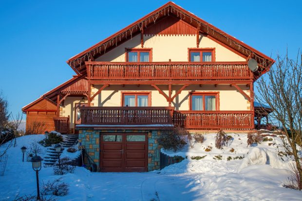 Un tânăr a închiriat o cabană pentru Revelion, dar a fost nevoit să anuleze cu o lună înainte. Proprietarul refuză acum să-i dea banii înapoi