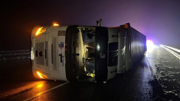 Pagubă de 200.000 de euro făcută de un șofer român de TIR care n-a respectat cel mai des sfat afișat pe autostrăzi, în Europa: „Adaptați viteza la condițiile de drum”