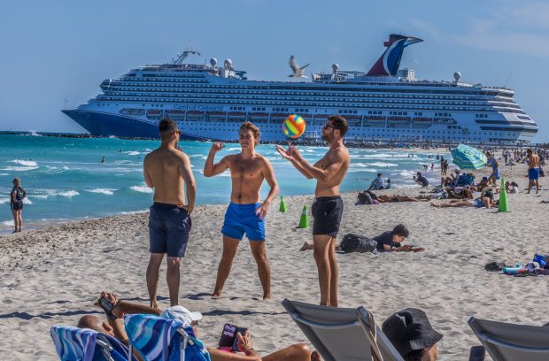 O fetiță de 4 ani a căzut peste bord dintr-un vas de croazieră, mama ei a sărit după ea, în Bahamas: „A fost îngrozitor” | VIDEO