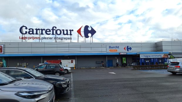 Angajații din toate magazinele Carrefour primesc 50% bonus ca să vină la lucru duminica, zi în care e pentru prima oară deschis, în Belgia