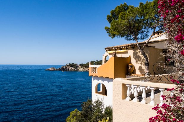 Iarna la soare: unde poți cumpăra o reședință de vacanță cu vedere la mare de la 110.000 de euro