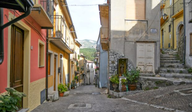 O femeie a dat 50.000 de euro pe o casă din Italia, a dormit o singură noapte în ea și a văzut imediat o schimbare la fiul ei