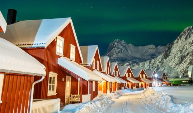 Casele din Norvegia nu sunt izolate cu polistiren, ci cu un material tratat la temperaturi între 160°C și 215°C care reține căldura chiar și la -30 de grade