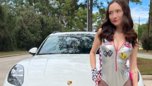 Modelul care vinde fotografii cu ea goală pentru a avea grijă de animalele abandonate: „Fiecare nud salvează o viață”