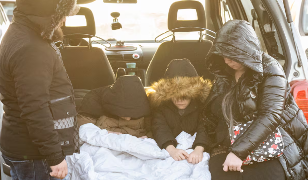 Copiii romi din România care locuiesc în mașini în Elveția nu mai au dreptul la școală: „Uneori e atât de frig, încât îți vine să vomiți”