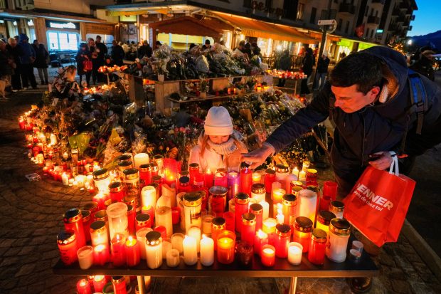 Slujbă de pomenire și un marș tăcut pentru victimele tragediei din Crans-Montana. Transmisiune în direct, în 3 limbi, pe cele 3 canale naționale din Elveția