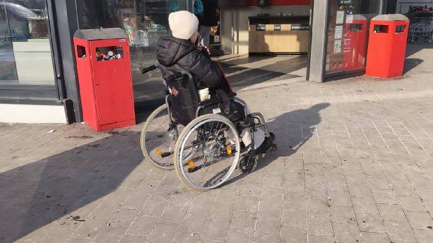 Cerșetoare falsă din Iași, cazare cu 150 de lei pe noapte, cu Uber și telefon Xiaomi de ultimă generație la dipoziție