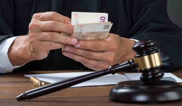 Ce pedeapsă a primit românul care se lăuda că e „milionar din Dubai” și cerea bani de benzină în Olanda, pentru că și-a pierdut cardul de credit
