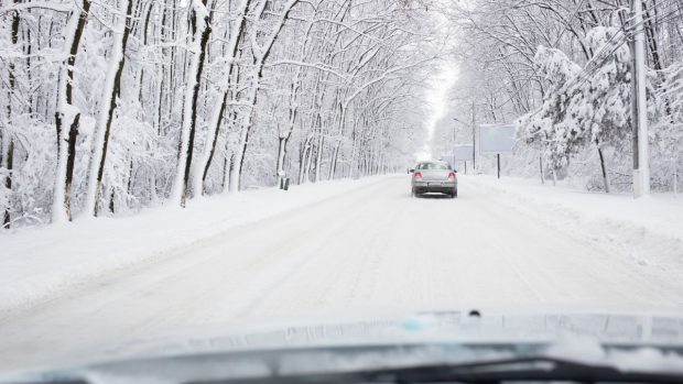 Un TIR cu cauciucuri de vară a derapat și a blocat DN 66, în judeţul Gorj. Trafic deviat pe DN6 în Caraș-Severin