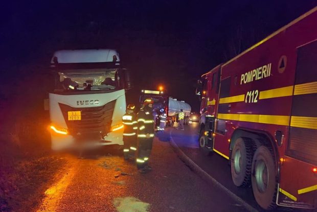O autocisternă cu peste 30 de tone de combustibil a derapat în apropiere de Ploiești. Anunțul ISU Prahova