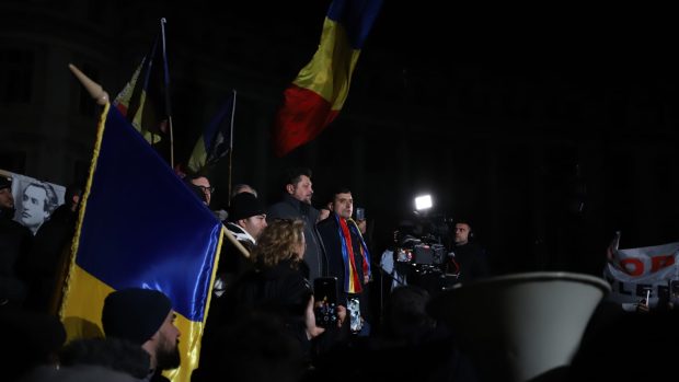 Mii de oameni protestează în Piața Victoriei pentru abrogarea Legii Vexler și împotriva guvernului Bolojan. Simion și Târziu, împreună / Manifestanții au aruncat cu ouă și sticle în forțele de ordine