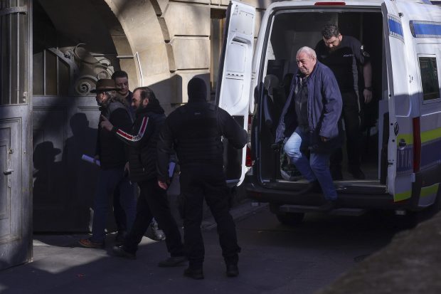 Suveraniștii din comandamentul „Vlad Țepeș” s-au înmuiat când au aflat că riscă 20 de ani de închisoare. Liderul grupului se crede „țap ispășitor” pentru „un popor ignorant”