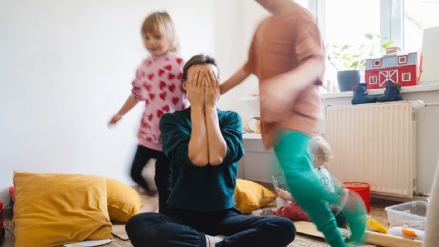 Controversatul trend „Fafo” în educație: copiii sunt lăsați să se descurce singuri, chiar și dacă ies afară fără geacă pe ger