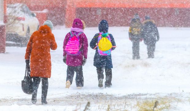 Programul Pedibus din Covasna continuă, în ciuda temperaturilor extreme: 170 de copii merg pe jos la școală, la –14 grade Celsius