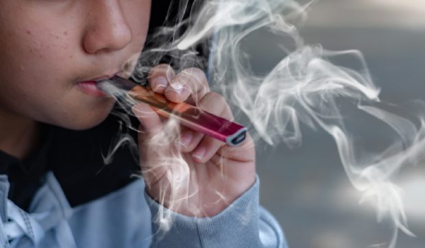 Fetiţă de aproape 3 ani, din Maramureș, filmată în timp ce fumează. Poliţia a sesizat DGASPC
