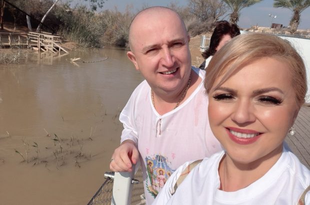 Imagine Stire Cornelia și Lupu Rednic, experiență inedită în Israel. „Am fost botezat. M-am cam temut inițial să merg” | 2review.ro