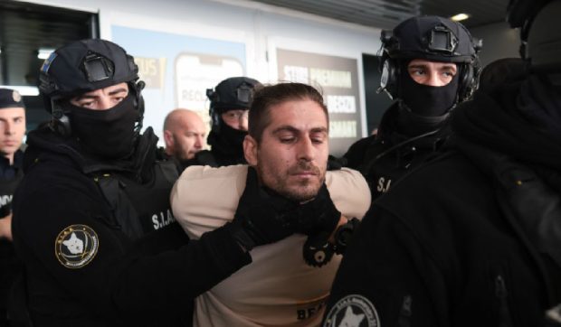 Mascați înarmați l-au scos ținut de gât din aeroportul Otopeni pe Cosmin Costinel Zuleam, al treilea asasin al omului de afaceri Adrian Kreiner, adus în țară din Indonezia
