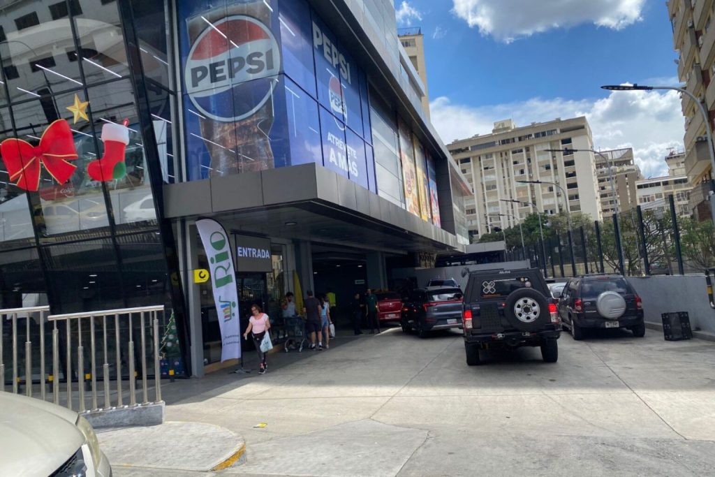 Caracas în haos: Cozi interminabile la benzinării și magazine după capturarea lui Maduro! 3 cozi supermarket caracas