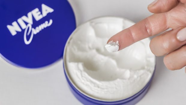 O farmacistă a dezvăluit cum se aplică, de fapt, crema Nivea din cutia albastră