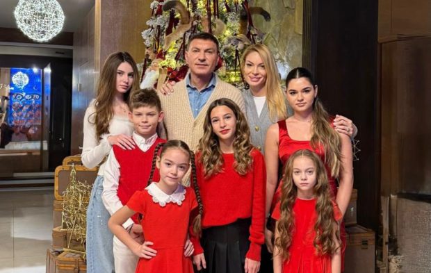 Imagine Stire Valentina Pelinel și Cristi Borcea, surprinși cu copiii pe pârtia din Poiana Brașov. „Iarna exact așa cum trebuie” | 2review.ro