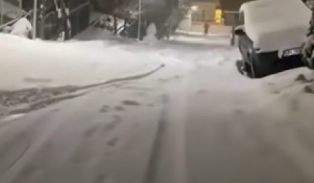 Un bărbat din Cluj s-a dat cu schiurile pe stradă, după ninsorile abundente: „Trăiască Mănăștur!”
