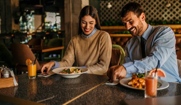 Semnele care îți arată că nu trebuie să mănânci într-un restaurant, explicate de bucătari profesioniști. De ce trebuie să fii atent la podea sau la meniu