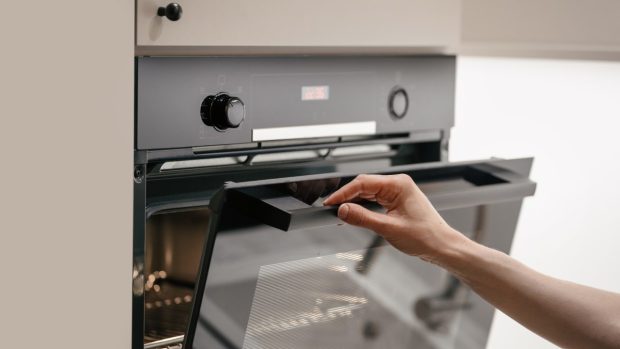 Preîncălzirea cuptorului nu e mereu necesară: regula simplă care te ajută să gătești mai eficient