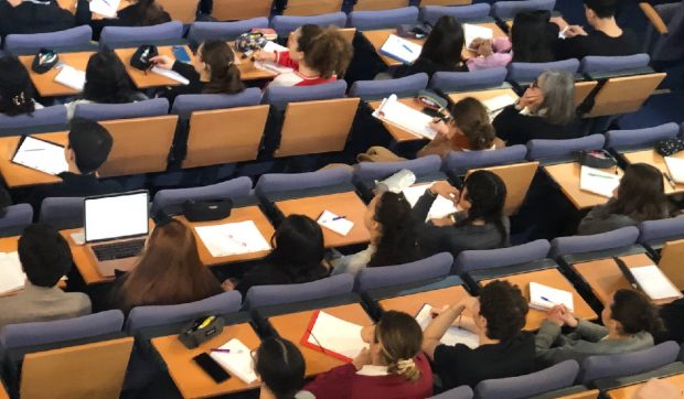 Universitatea unde se pregătesc spionii, iar profesorii nu cunosc numele reale ale studenților. Cât costă cursul