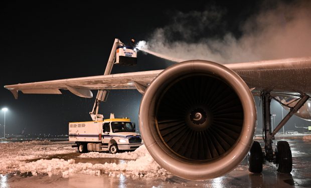 Pasager stropit cu lichid de degivrare. Avionul Delta Air Lines, întors la terminal după incidentul neobișnuit