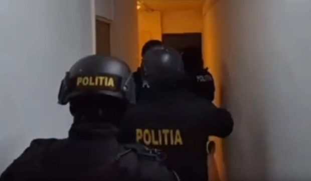 Un tânăr a luat cardul străbunicului și a comandat de 190 de ori mâncare în valoare de 14.000 de lei. Acum riscă închisoarea