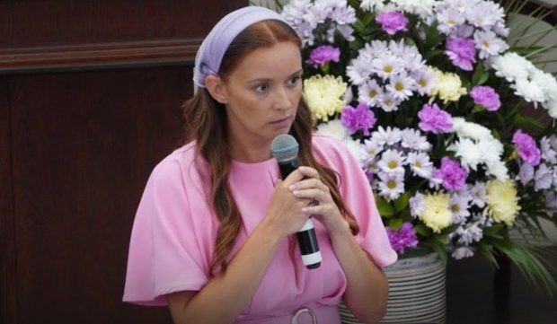 Imagine Stire Ce spune Diana Dumitrescu seara când se roagă, după ce s-a pocăit. Fanii au reacționat: „Ești mai tristă de când te-ai botezat” | 2review.ro