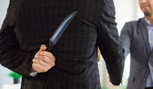 Doi frați s-au luat la ceartă în miezul zilei, s-au înjunghiat și până a venit poliția s-au și împăcat, în Italia