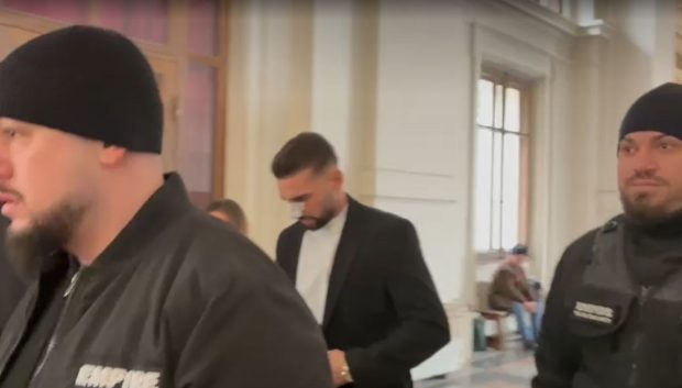 Imagine Stire Dorian Popa, cu nasul bandajat și înconjurat de bodyguarzi, la proces. Ce s-a întâmplat cu artistul | 2review.ro