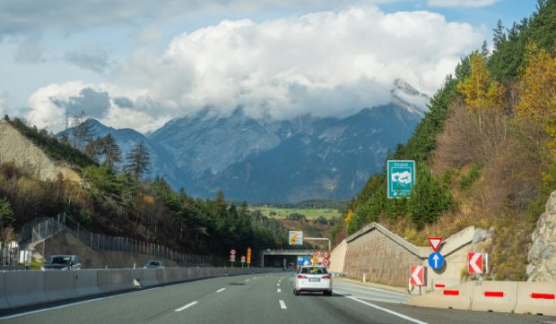 Un șofer prins cu 142 km/h a dovedit că indicatorul cu limita de 50 km/h era montat cu 670 de metri înainte să fie legală interdicția, în Austria
