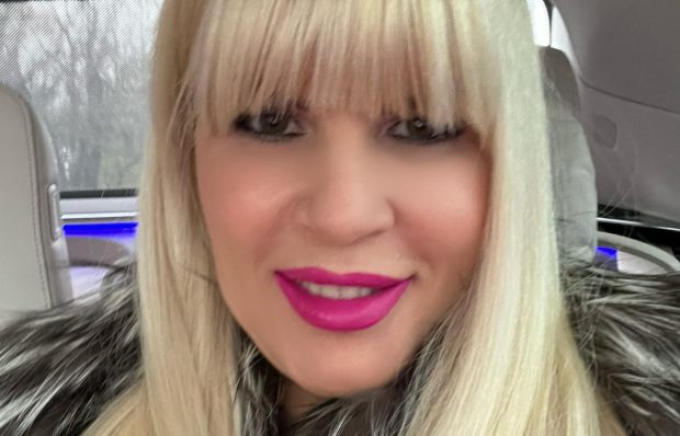 Imagine Stire Cum a apărut Elena Udrea de Revelion 2026. Îmbrăcată în haină de blană și încălțată în sandale, s-a pozat cu Adrian Alexandrov | 2review.ro