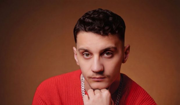 Povestea lui, artistul nevăzător din naștere: „Într-un fel greu de explicat, muzica mă face să văd”