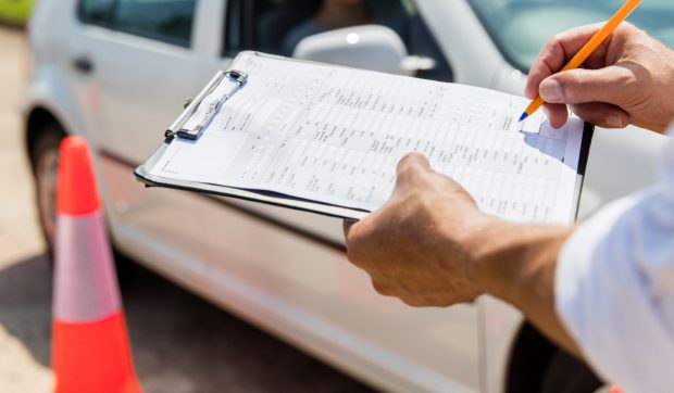 A condus 455 de kilometri pentru examenul auto, dar examinatorul a refuzat să stea pe scaun pentru că avea „câteva picături de ploaie pe el”