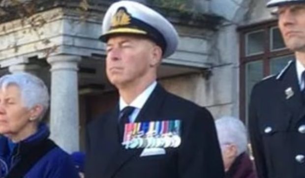 Un fals amiral a fost amendat cu 570 de euro după ce a purtat o uniformă militară și medalii false la un eveniment de comemorare