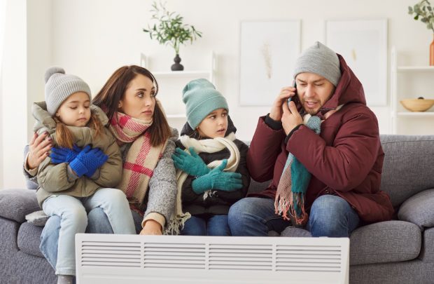 O familie a trăit 3 luni fără căldură în apartament, la 12 grade, pentru că niciun instalator nu a venit să le repare caloriferele