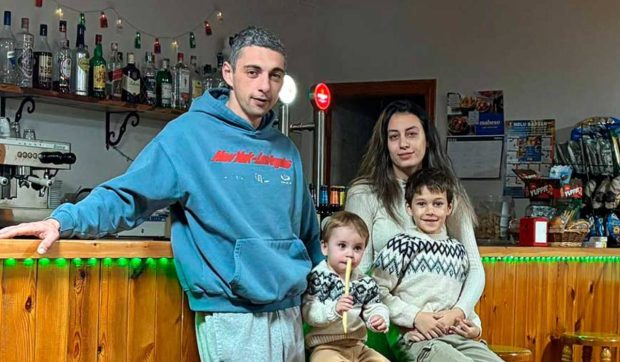 Un cuplu de români a deschis unicul local dintr-un sat cu 56 de oameni, în Spania. Gătesc mâncare tradițională românească oricui dorește