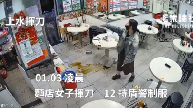 Clienta unui restaurant atacă 12 polițiști cu un satâr, nervoasă că nu a putut plăti prin aplicație, în Hong Kong | VIDEO