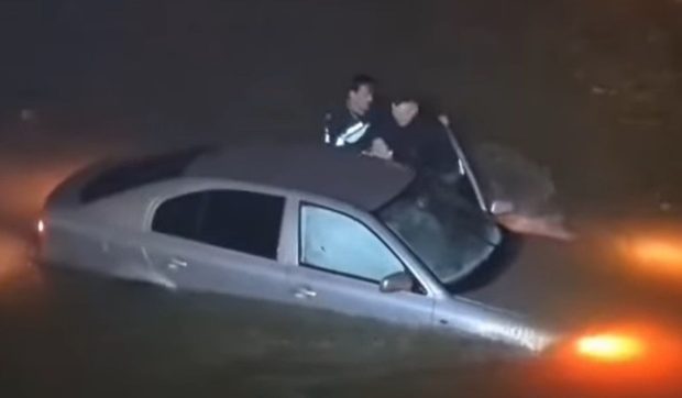 Doi polițiști au sărit fără să stea pe gânduri în apele reci ale Jiului pentru a salva o femeie blocată într-o mașină ajunsă în râu | VIDEO