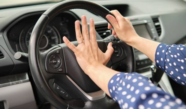 O tânără a vrut să iasă din parcare și a provocat pagube de 1.200.000 de euro
