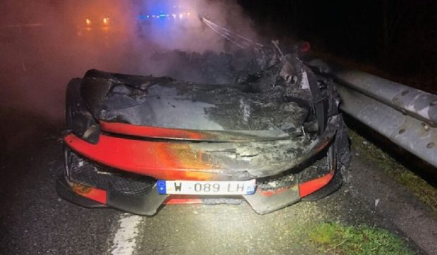 Doi hoți au furat un Ferrari 488 Pista de 400.000 de euro dintr-un showroom și l-au folosit ca berbec, în Franța